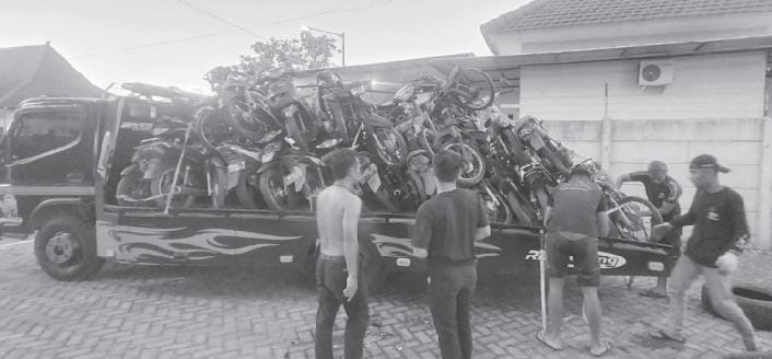 DITUMPUK: Motor-motor barang bukti tilang tiba di Kejaksaan Negeri Kepanjen pada 9 Desember lalu dan siap untuk dilelang. - KEJARI KABUPATEN MALANG FOR RADAR MALANG