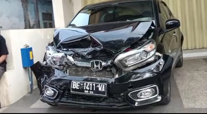 RUSAK PARAH: Kondisi Honda Brio yang ditabrak dari depan oleh pengendara Toyota Yaris di Jalan Ki Ageng Gribik, Kota Malang pada Sabtu sore (10/12). Bumper dan kap mesin mobil itu rusak parah - Radar Malang
