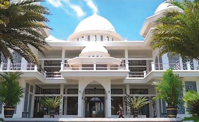 MASUK NOMINASI: Masjid Putih Darush Sholihin di Kelurahan Temas, Kota Batu selama ini dikenal sebagai masjid yang bersih dan sehat - AFIFAH RAHMATIKA/RADAR BATU
