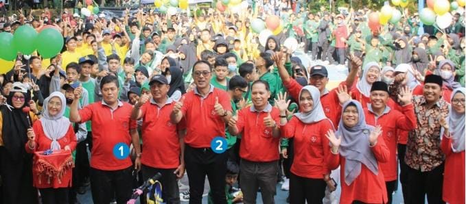 MERIAH : 1. Kepala Disdikbud Kota Malang Suwarjana SE MM, 2. Kepala Sekolah Drs Bambang Tri Budiono MPd bersama tamu undangan, guru dan siswa saat peringatan HUT ke-37 SMPN 15 Malang di sekolah, kemarin (14/12).