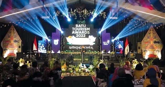 MEGaH: Semaraknya event Batu Tourism award yang digelar di Klub Bunga Butik Resort Rabu malam (13/12). (aNDIKa/RaDaR BaTU)