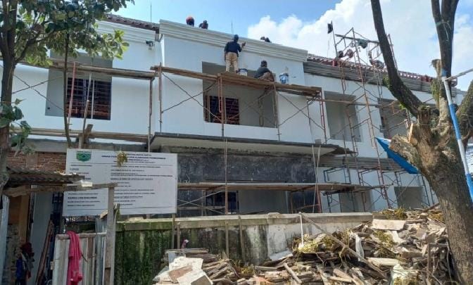 DIKEJAR DEADLINE: Sejumlah pekerja melakukan pengecatan dalam pembangunan Balai RW 06 Kelurahan Sisir Kota Batu, kemarin (16/12). - ANDIKA/RADAR BATU