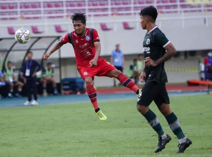 Jaga KonsIstensI: Jayus Hariono berebut bola dengan penggawa Persikabo 1973 ryan Kurnia rabu lalu (14/12). nanti sore, singo edan akan meladeni perlawanan dari Persita tangerang. instagam  jayus hariono