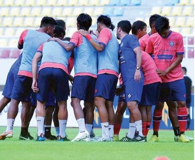 BENTUK RESPECT: Sebelum dan sesudah latihan, pemain Arema FC terbiasa memanjatkan doa bersama untuk kelancaran sesi latihan serta bagi korban tragedi Kanjuruhan. (Media Officer Arema FC For Radar Malang)
