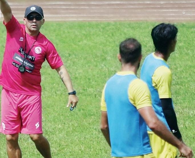 ANGKAT BICARA: Pelatih Arema FC Javier Roca (kiri) memimpin latihan timnya di Stadion Gajayana sebelum berangkat ke Solo, awal Desember lalu. Dia turut menanggapi tudingan dari sejumlah warganet di media sosial soal moncernya performa Arema FC di lanjutan