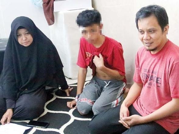 BRUTAL: Dua Remaja dituduh mencopet saat menyaksikan pertunjukan kesenian Jaranan dan dikeroyok massa. ( Photo By: Radar Malang )