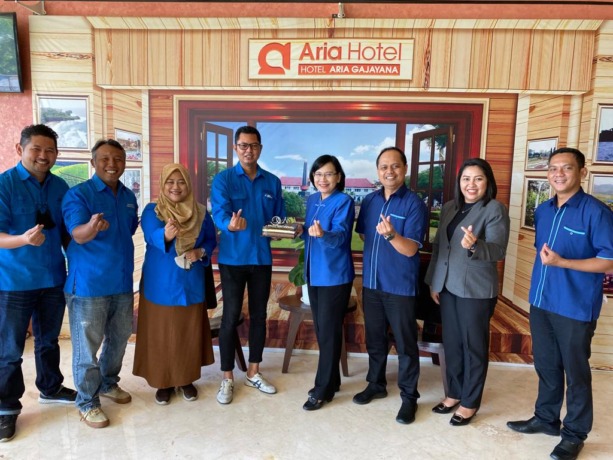 HARMONIS: GM Radar Malang Don Virgo (empat dari kiri) dan Ratna Dwi Rachmawati, general manager Hotel Aria Gajayana (empat dari kanan) bersama tim manajemen.