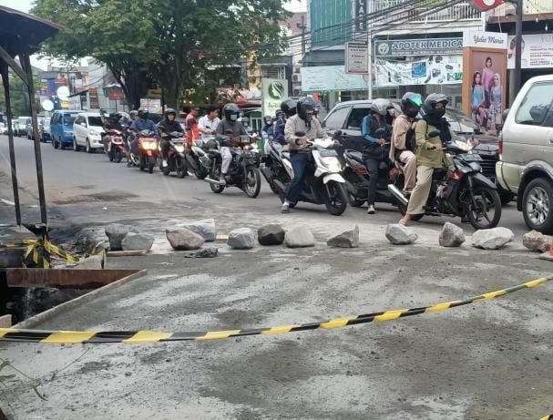 TUNGGU KERING: Pengerjaan saluran drainase di Jalan Raya Sumbersari, Kecamatan Lowokwaru sudah selesai tergarap kemarin (19/12). Kini, saluran tersebut menjadi lebih lebar.