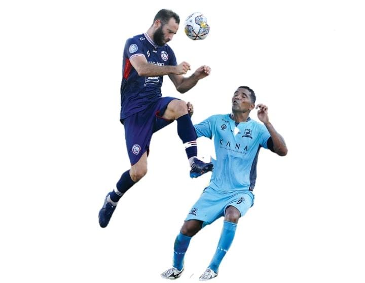 DISIPLIN: Sergio Silva (kiri) mengawal ketat pergerakan Beto Goncalves di laga kemarin sore (20/12). Beto kini sudah berusia 41 tahun