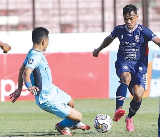 ADAPTASI LANCAR: Arkhan Fikri (kanan) kembali mendapat kepercayaan untuk turun di lanjutan Liga 1, kemarin (20/12)