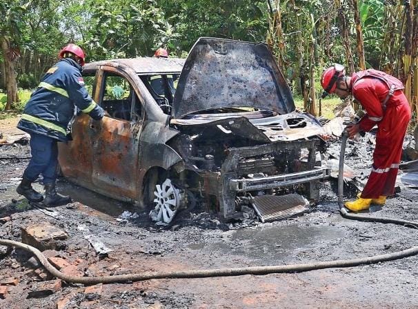 LUDES: Tim Damkar Kota Malang menuntaskan pemadaman api yang membakar mobil Ertiga di Jalan Mentimun, Kecamatan Kedungkandang, kemarin (21/12) - suharto/ radar malang