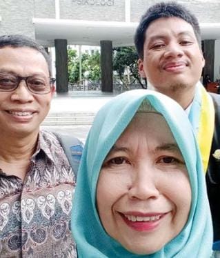 RAJIN ISI TALKSHOW: Ika Lusiana Apriyanti selfie bersama suami dan putra keduanya Fauzan Hafizh Shidiq setelah prosesi wisuda di UGM, akhir November
