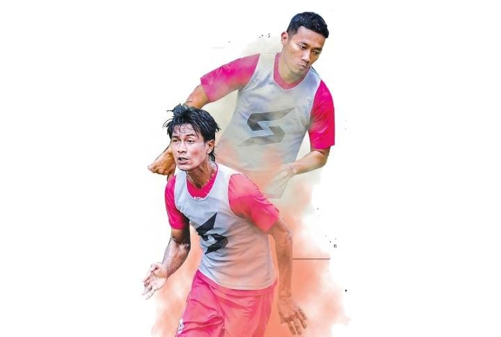 MEMBAIK: Sejak kemarin (21/12), Jhon Alfarizi (bawah) dan Dendi Santoso sudah berlatih secara normal. Keduanya belum mencicipi satu pertandingan di lanjutan Liga 1.