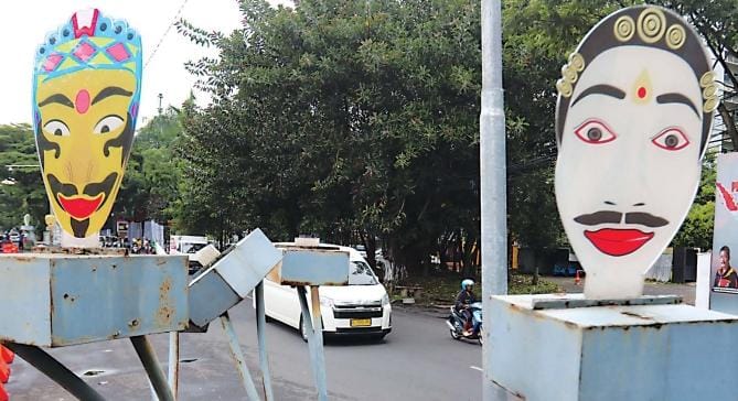 berKaraT: Kondisi ornamen topeng di taman Jalan soekarnoHatta (soehat) kemarin siang (22/12) yang rusak. dua dari 6 ornamen terlihat lepas.