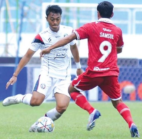 MENAHAN KANGEN: Rizky Dwi Febrianto (kiri) diturunkan sejak menit awal saat Arema FC bertemu Persis Solo, 11 Desember lalu.
