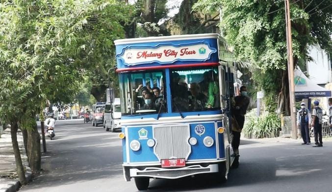 BUS WISATA: Bus Macito yang mengangkut wisatawan lokal melintasi Jalan Majapahit, kemarin. Mereka diajak mengelilingi sejumlah objek wisata di Kota Malang.