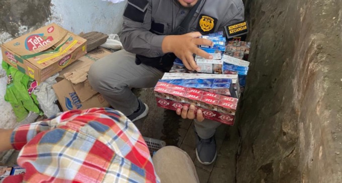 OPSGAB: Hasil operasi gabungan Satpol PP Batu dan Bea Cukai Malang menemukan ribuan batang rokok ilegal.