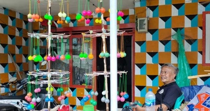 TENGAH DICARI: Mainan lato-lato yang dijual Hariono ramai diburu pembeli beberapa waktu terakhir.