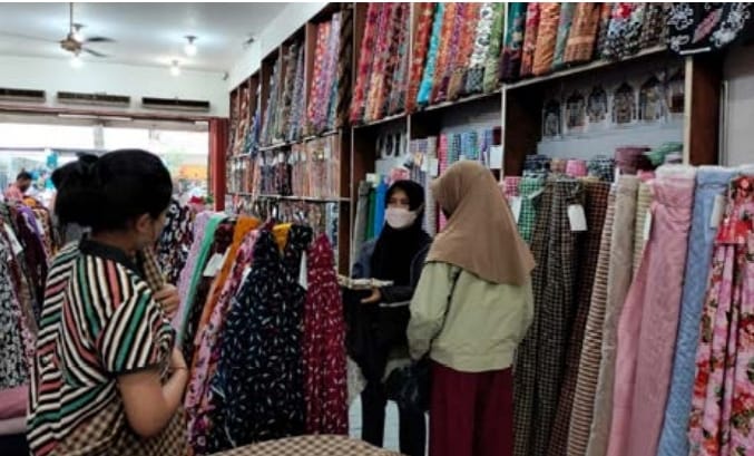 TETAP DIMINATI: Toko Borobudur Tekstil dipadati pembeli yang mencari kain dan pakaian jadi.