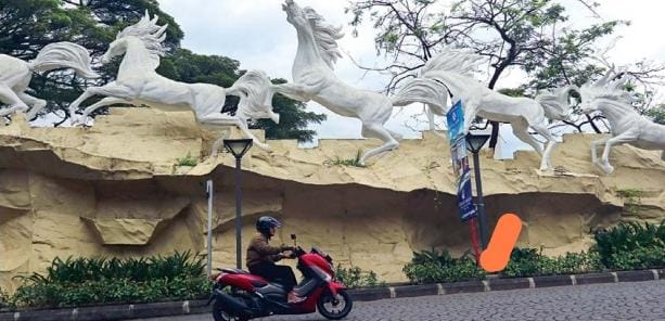 BISNIS PROPERTI: Beberapa kendaraan melintasi pintu utama Perumahan Citra Garden di Buring, Kecamatan Kedungkandang kemarin (27/12). Mulai tahun depan, pajak transaksi jual beli properti, termasuk perumahan akan membengkak