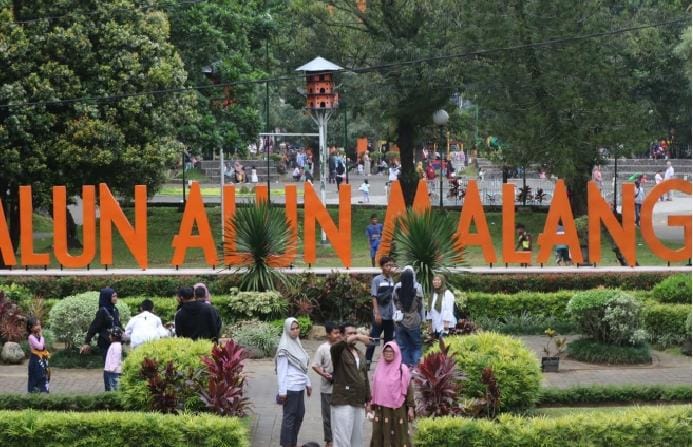 BERDATANGAN: Kawasan Alun-Alun Malang dikunjungi sejumlah wisatawan yang didominasi dari kalangan keluarga. Objek wisata tersebut akan dipermak oleh Pemkot Malang - Darmono Radar Mlang