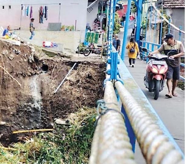WasPada benCana: Warga rW 03 Polehan memperhatikan tanah di tepi sungai yang terancam longsor, kemarin (29/12). sebelumnya, kawasan ini sudah terkena longsor.