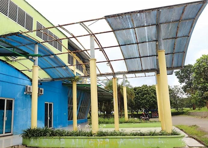 BUTUH PERBAIKAN: Atap GOR Ken Arok di Kelurahan Buring, Kecamatan Kedungkandang rusak. Pemkot malang sudah mengalokasikan rp 1,5 miliar untuk perbaikan. (DARMONO/RADAR MALANG)