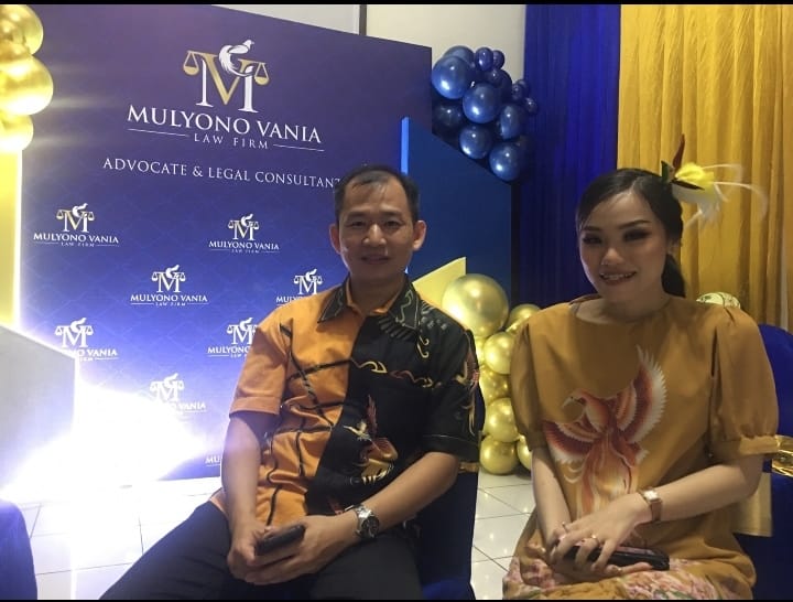 MENGABDIKAN DIRI: Pasangan suami istri (Pasutri) Mulyono dan Vania sangat mencintai Malang, Mereka ingin berkontribusi dalam penergakan hukum dengan membuka kantor bantuan hukum Mulyono Vania Law Firm di Jalan Buring No 3, Kota Malang.