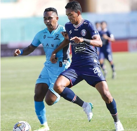 KEMBALI KEBANTUL: Achmad Figo (kanan) berduel dengan pemain Madura United Dodi Alekvan di Stadion Sultan Agung Bantul, 20 Desember lalu. Manajeman Singo Edan sudah mendaftarkan Stadion Sultan Agung sebagai markas tim untuk mengarungi putaran kedua BRI Lig