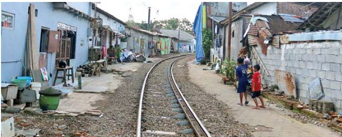 SEJARAH PANJANG: Sebagian warga Kampung Comboran bermukim di dekat rel kereta api.