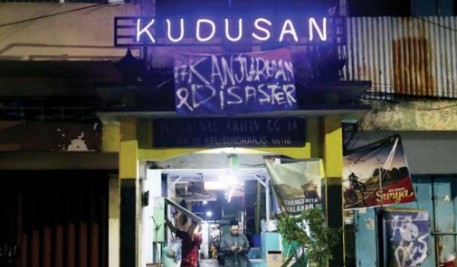 PENGINGAT SEJARAH: Lampu yang membentuk tulisan KUDUSAN terpampang di atas gerbang Jalan Zainul Arifin Gang 1A, Kelurahan Sukoharjo, Kecamatan Klojen.