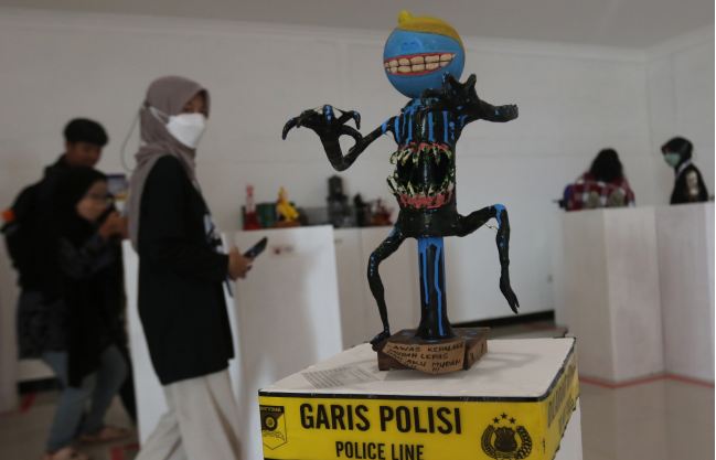 KREASI SENDIRI: Salah satu mainan Lidos yang dipamerkan salah satu perupa di gedung Malang Creative Center (MCC) kemarin (9/12)