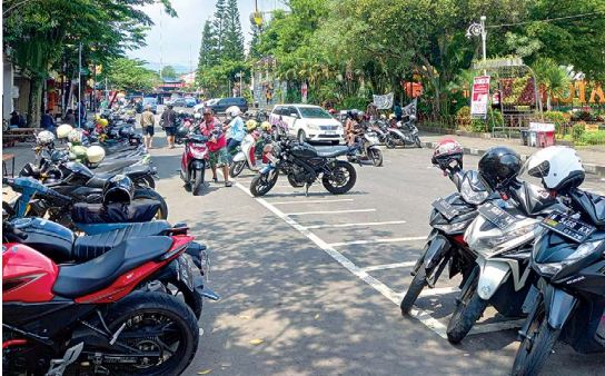 BUTUH KERJA KERAS: Lahan parkir di area Alun-Alun Kota Batu menjadi salah satu titik yang menyumbang Pendapatan Asli Daerah (PAD) cukup besar.