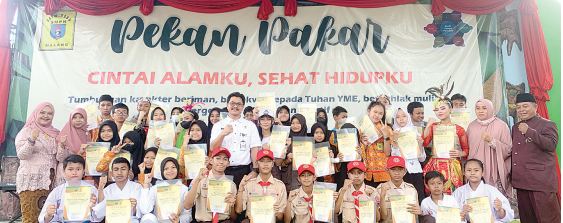 BagI sertifikat: Kepala smPn 2 malang agus wahyudi sPd mPd (tengah, baju putih) membagikan sertifikat prestasi akademik dan non akademik ke puluhan siswa kemarin (21/12).