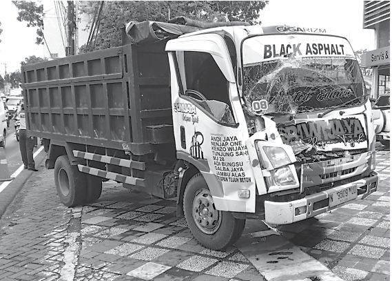 KARENA SOPIR KAGET: Truk pengangkut aspal yang dikemudikan Iqbal Lutfi Firnanda ringsek di bagian depan setelah menabrak bagian belakang truk rekannya di Jalan Sunandar Priyo Sudarmo, Jumat pagi (16/12).