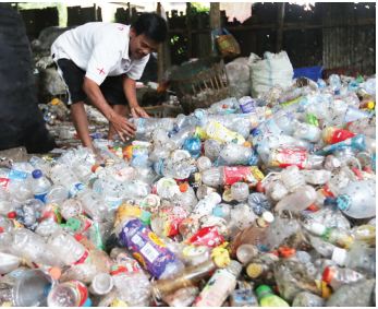 OLAH SAMPAH: Tumpukan sampah plastik hasil pemilahan tersebut bisa diolah lagi, beberapa waktu lalu.