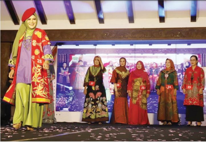 SERASI: Peserta lomba Batik Khas Malangan tampil di Pendapa Agung Kabupaten Malang, kemarin.