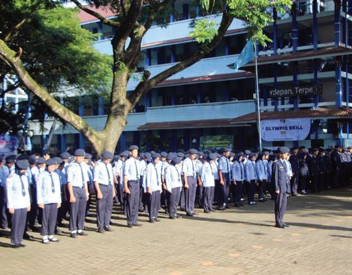 PENUH KHIDMAT: Para murid mengikuti upacara pembukaan Olympic Skill di Lapangan SMK Brantas Karangkates, Senin (19/12).