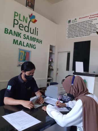 DIGITALISASI: Petugas dari Bank Sampah Malang (BSM) melayani nasabah. Sejak Juni 2022 lalu, pencatatan hasil transaksi sudah menggunakan sistem digital.