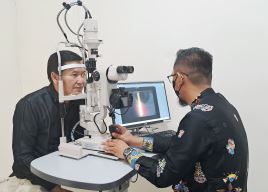 KESEMPATAN PERTAMA: Kadinkes Kota Malang dr Husnul Muarif (kiri) mengikuti tes kesehatan mata di Optik Plaza Sutoyo.