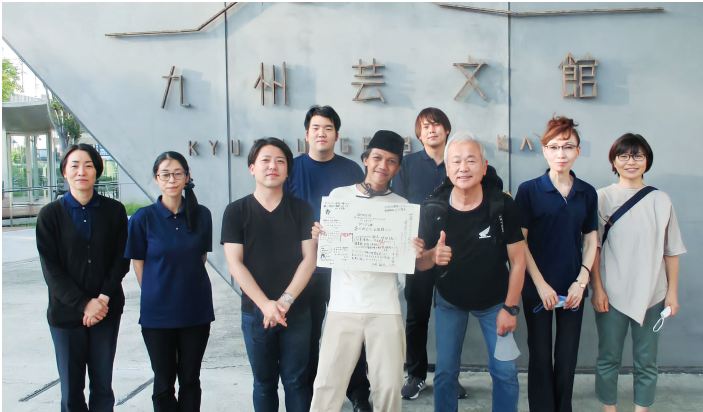 GO INTERNATIONAL: Seniman asal Kota Batu Anggun Setiawan (tengah depan) foto bersama dengan pengunjung pameran di Jepang. ( Photo By Radar Malang )
