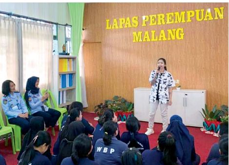 JENAKA: Salah satu penampilan Novita Sari menghibur warga binaan pemasyarakatan di lingkungan Lapas Perempuan Malang. Photo By Radar Malang
