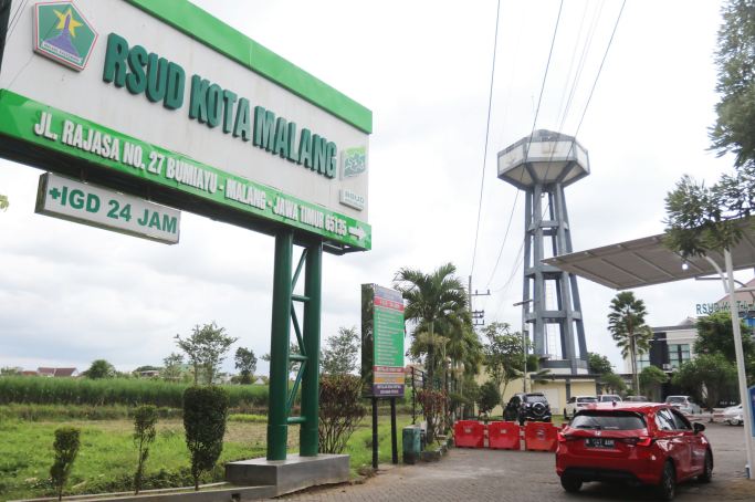 TAMBAH LAYANAN: Mobil pasien melintasi pintu utama RSUD Kota Malang, kemarin. RS milik Pemkot Malang itu akan naik status menjadi RS tipe C). (Photo By Radar Malang)