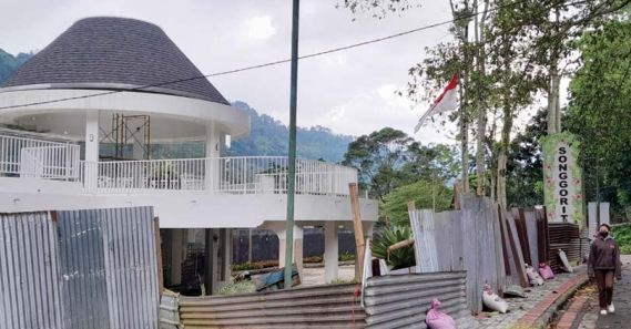 DITANGANI INVESTOR: Revitalisasi Hotel Songgoriti yang merupakan aset Pemkab Malang dilakukan oleh pihak ketiga. ( Photo By: Radar Malang )