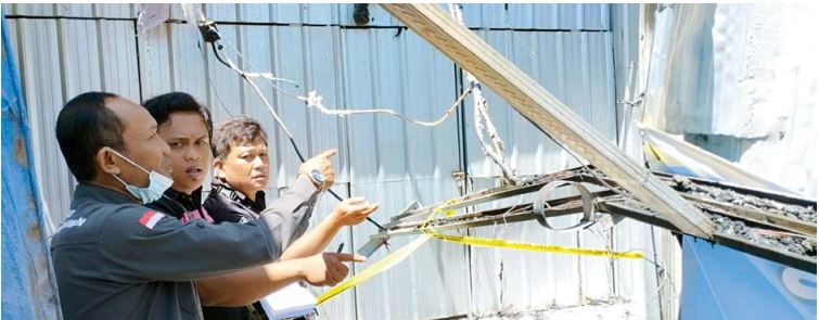 CARI BUKTI: Tim Forensik memeriksa kabel dan kondisi bangunan kios yang terbakar di Pasar Relokasi Kota Batu kemarin (Phot by Radar Malang)