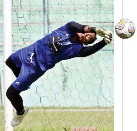 KIPER KEEMPAT: Eks penjaga gawang Perserang Serang Galih Firmansyah mulai bergabung dengan latihan Arema FC, kemarin (18/1). ( Photo By Radar Malang )