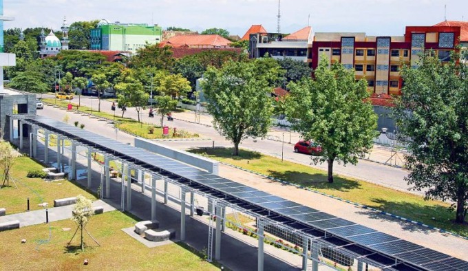 HASILKAN 200 RIBU KWH PER HARI: Solar panel PLTS terbentang di antara gedung A-19 dengan gedung A-20 Universitas Negeri Malang (UM). Panjangnya hampir 40 meter ( Photo By Radar Malang )