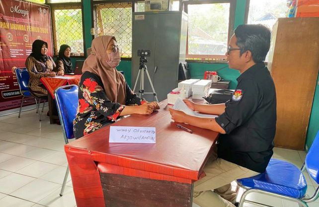 TES KECAKAPAN: Komisioner KPUD Kabupaten Malang Marhaendra Pramoedya Mahardika (kanan) mewawancarai peserta seleksi PPS di Kecamatan Kalipare. Photo by Radar Malang