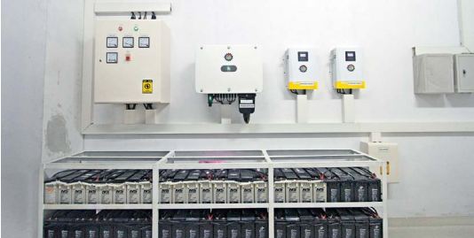 HEMAT BIAYA LISTRIK: Di ruang kontrol PLTS inilah terpasang alat inverter on grid. Alat itu berfungsi untuk mengubah arus listrik searah menjadi arus listrik bolak-balik dan mengirimkannya ke jaringan listrik. ( Photo By Radar Malang )