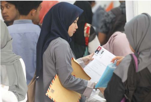 BUTUH PEKERJAAN: Para pencari kerja memadati area Job Fair yang digelar pemerintah bersama instansi swasta.